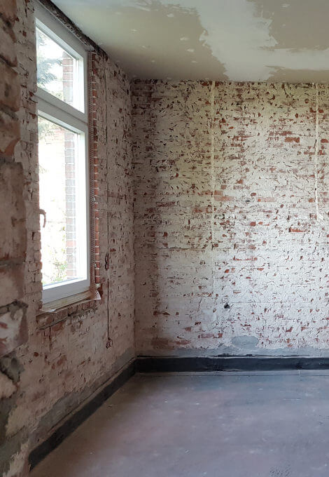 ein neues Thermo-Fenster in einem Altbau-Raum der reformiert wird