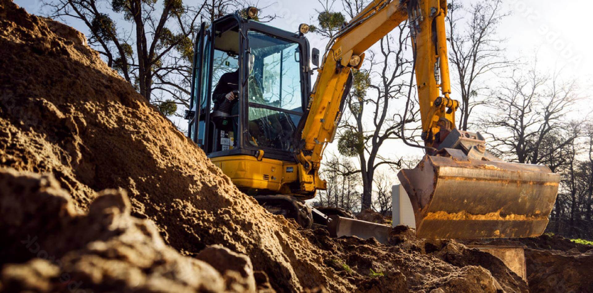Unser gelber Minibagger auf der Baustelle in Aktion