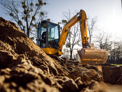 Minibagger bei der Arbeit auf der Baustelle