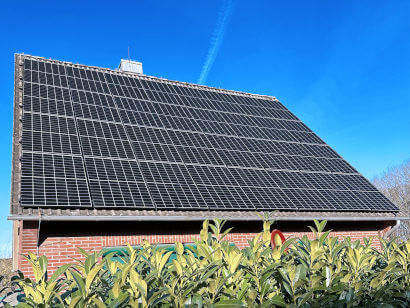 Dach vollkommen mit Photovoltaik gedeckt