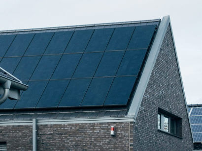 Photovoltaikanlage auf einem Dach installiert eines Backsteinbaus
