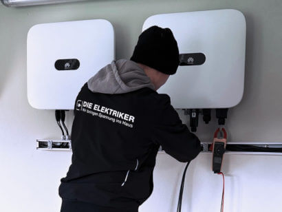 Mitarbeiter installiert Solartechnologie zwei Huawei sun2000 Wechselrichter in einem Raum